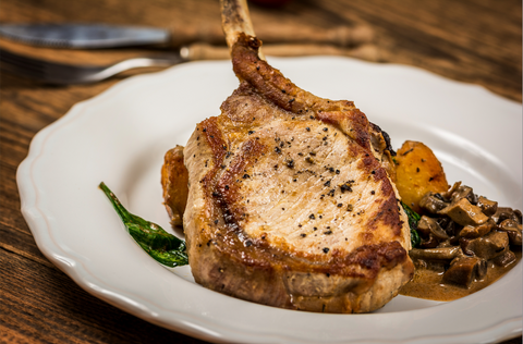 Tomahawk de porc à la soupe au champignon